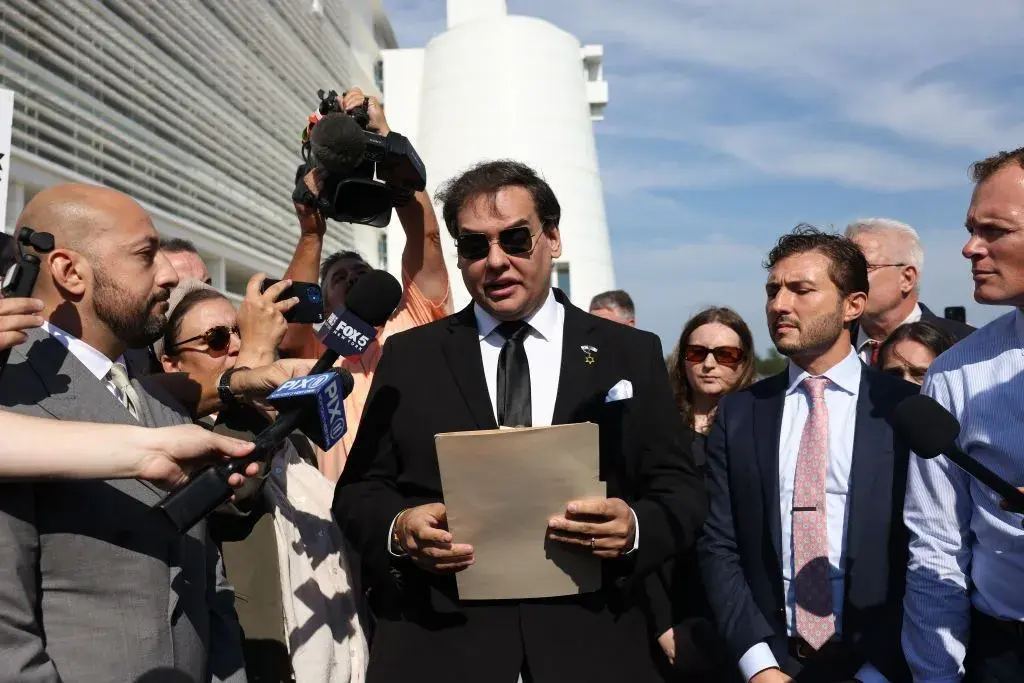 George Santos, ex-deputado de origem brasileira, é solto da prisão nos EUA
