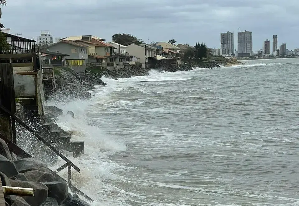 Município de SC decreta estado de emergência após mar avançar em ruas