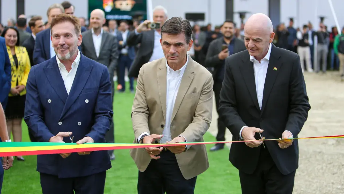 Presidente da Fifa, Infantino promete levar Copa do Mundo à Bolívia