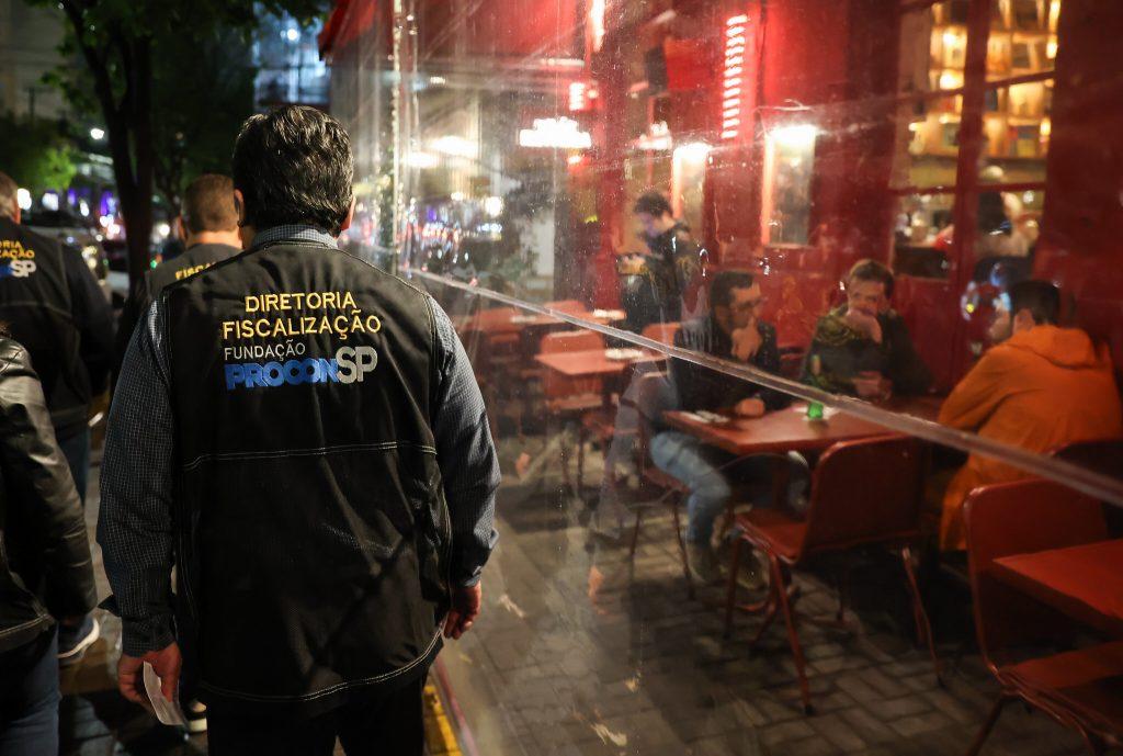 Procon-SP fiscaliza estabelecimentos denunciados por suspeita de venda de bebidas adulteradas