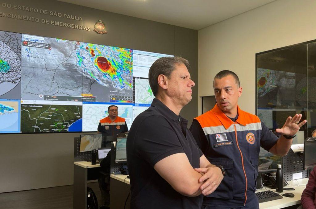 Governador visita gabinete de crise da Defesa Civil em meio a alerta de temporais em SP