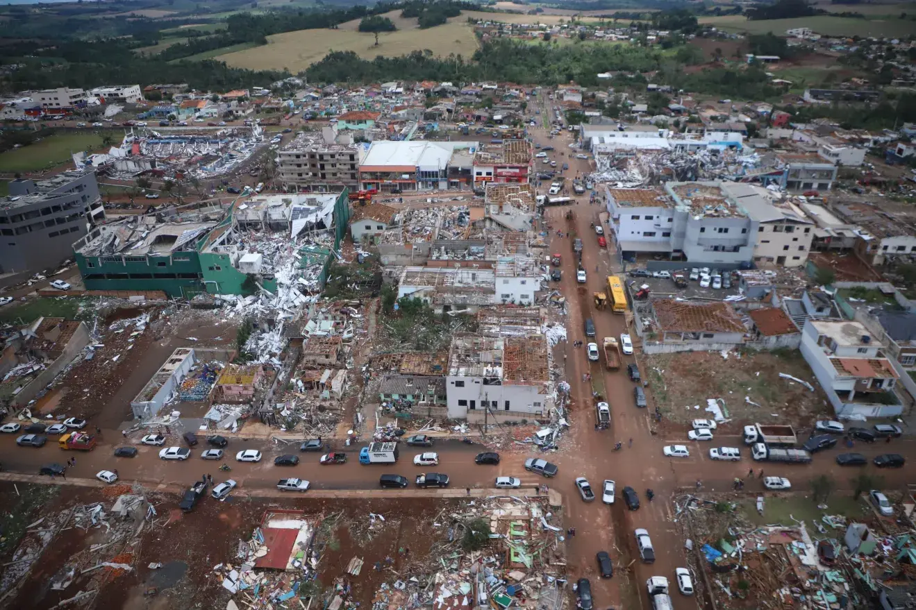 Tornado causa destruição em cidades do Sul; veja vídeos