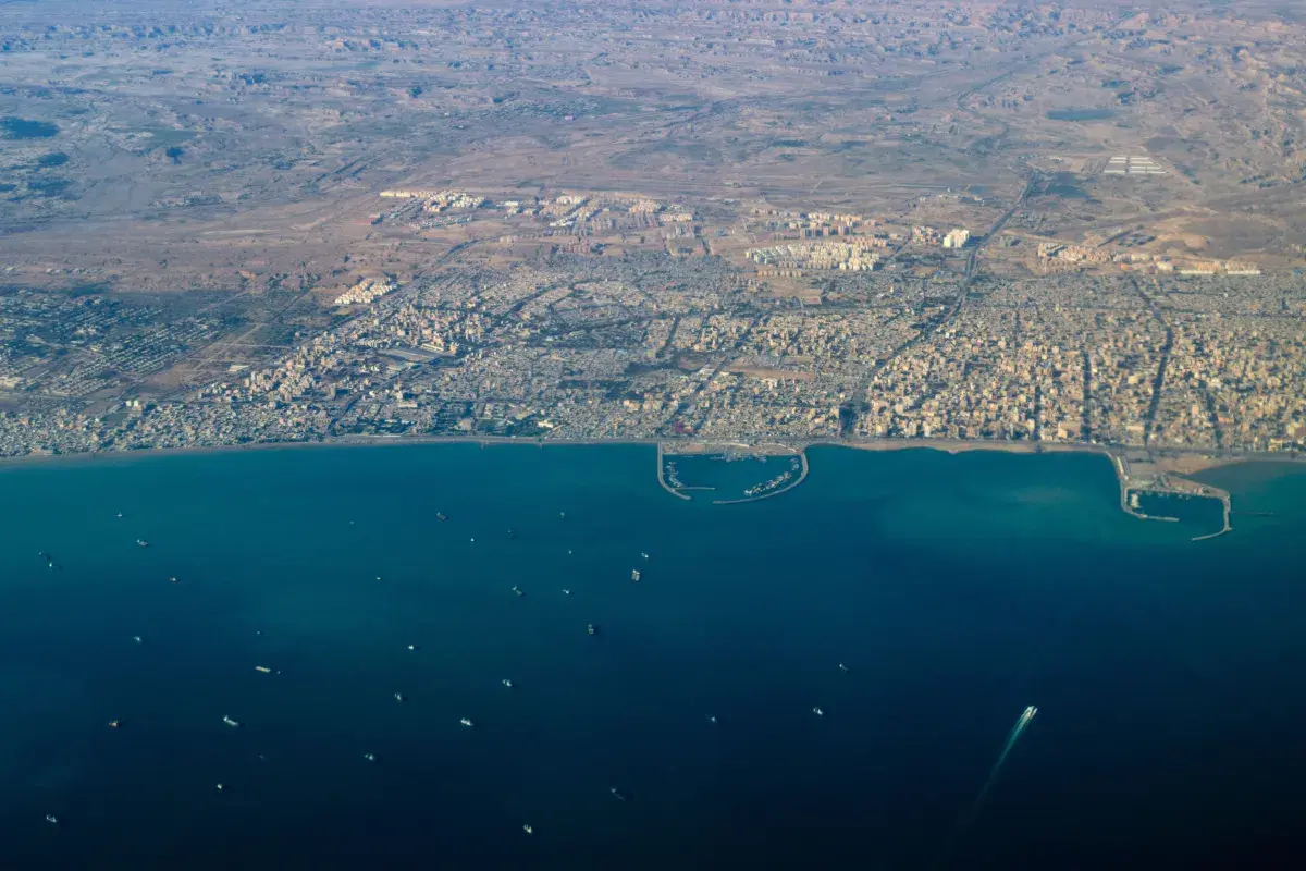 Navio com petróleo iraniano passa pelo Estreito de Ormuz, mostra rastreador