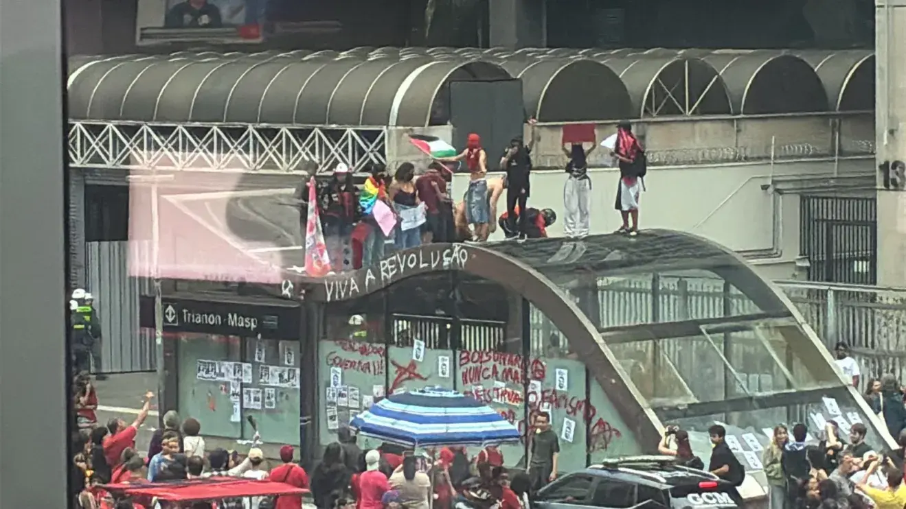 Manifestantes picham e quebram estações de metrô após ato pró-Lula