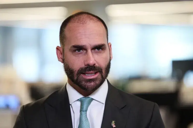 Moraes determina início da pena de Eduardo e manda cancelar passaportes