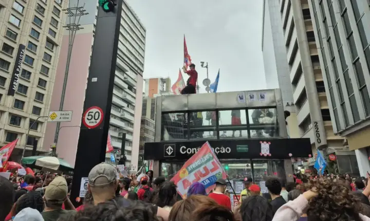 Manifestantes picham e quebram estações de metrô após ato pró-Lula