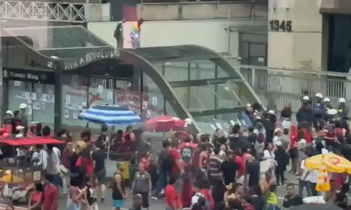 Manifestantes picham e quebram estações de metrô após ato pró-Lula