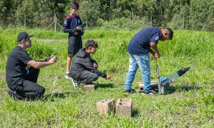 Estudantes da rede estadual de SP disputam competição de foguetes em 275 municípios