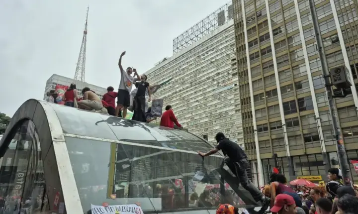 Manifestantes picham e quebram estações de metrô após ato pró-Lula