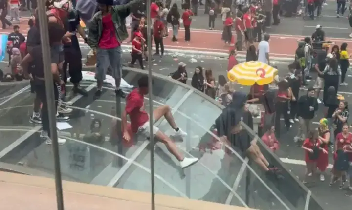 Manifestantes picham e quebram estações de metrô após ato pró-Lula